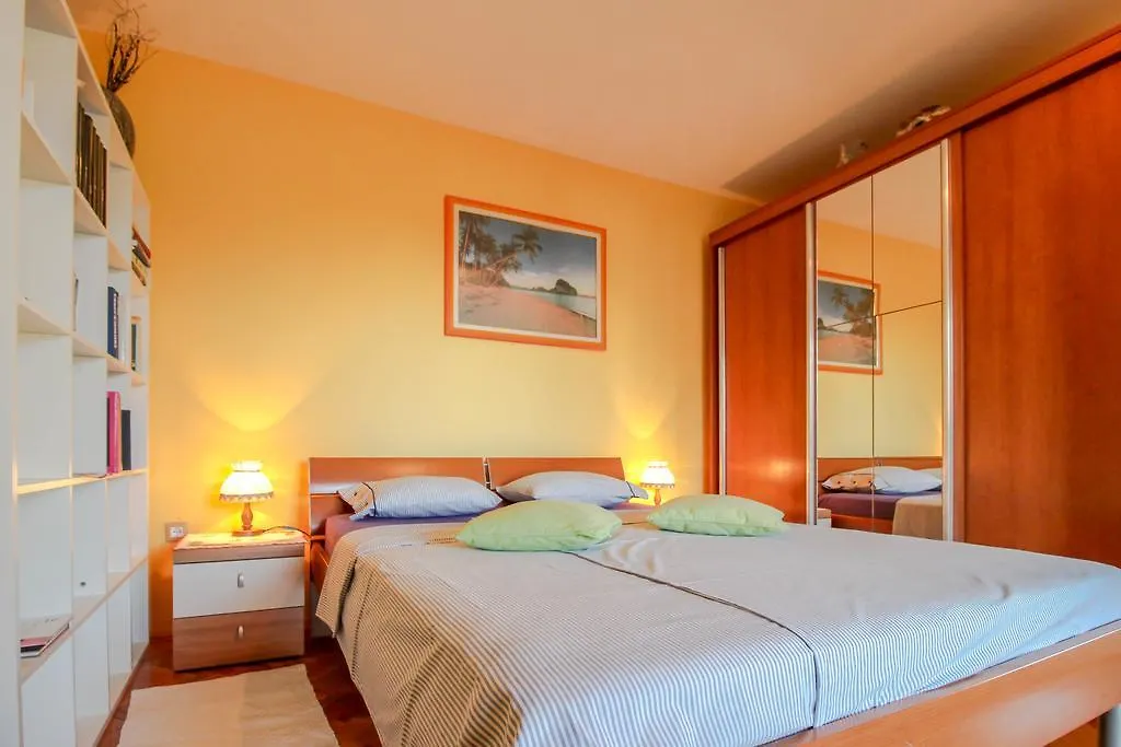 רוביני Apartments Mirta